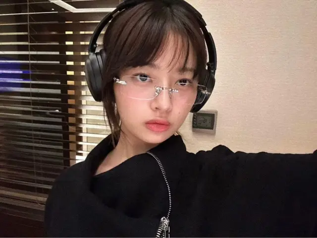 레이 — 헤드폰과 무테안경