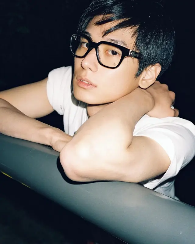 주연 — 볼드한 안경과 비니