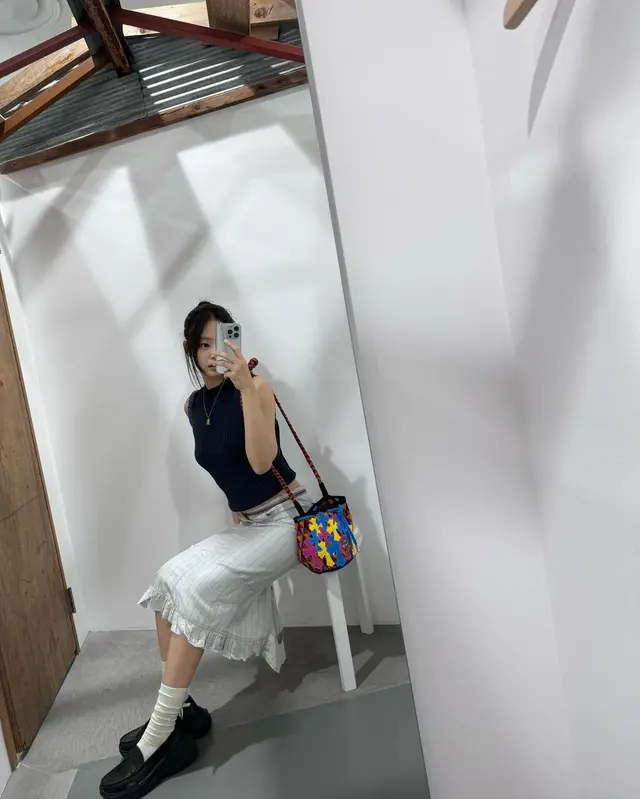 제니 — 공항에 든 컬러 버킷백