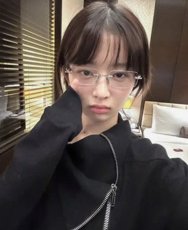 레이 — 검정 니트와 무테안경 셀피