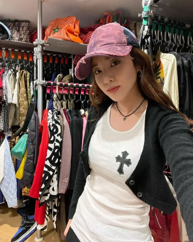 산다라박 — 크로스 패치 카디건과 핑크 캡