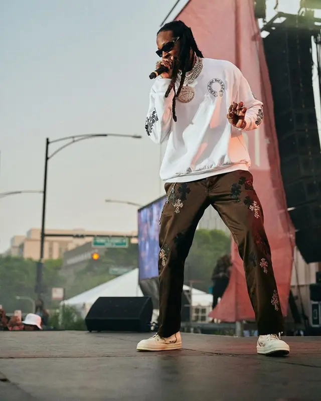 투 체인즈 — 무대의 U넥 스웻셔츠