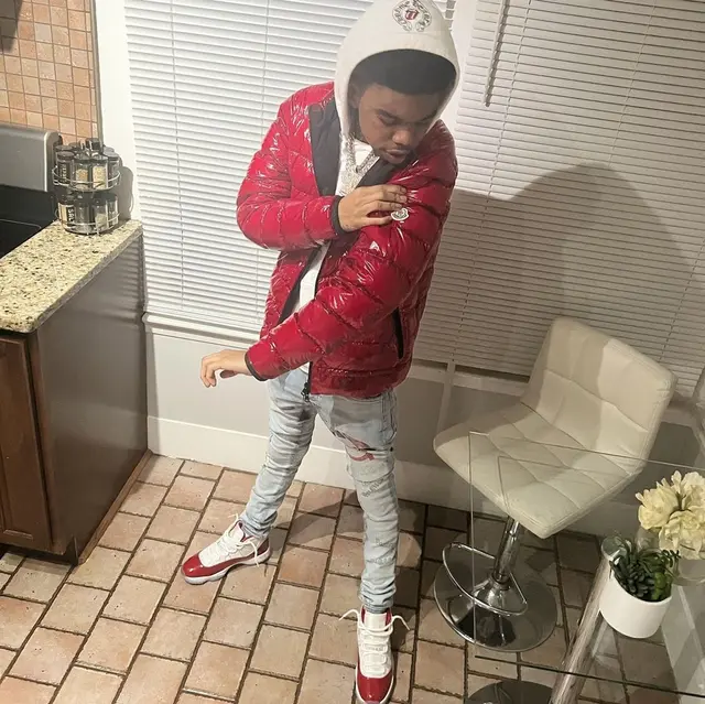 릴 포파 — 레드 푸퍼와 화이트 로고 후디
