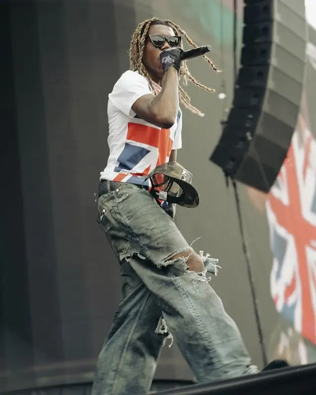 디스트로이 론리 — 무대의 유니언 잭 티셔츠