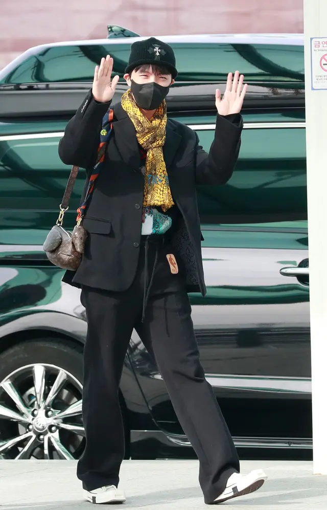 제이홉 — 공항의 더블 크로스 비니