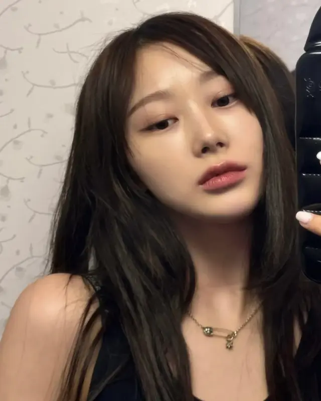지젤 — 거울 셀피의 세이프티 핀