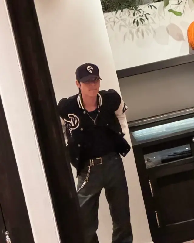 우영 — 거울 앞의 이글 바시티