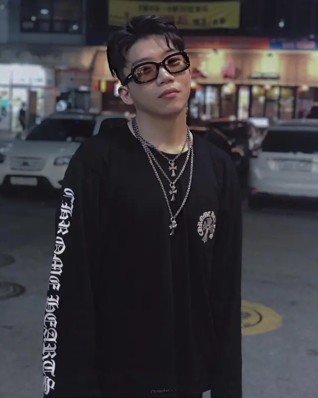 창모 — 밤거리 셀피의 홀스슈 롱슬리브