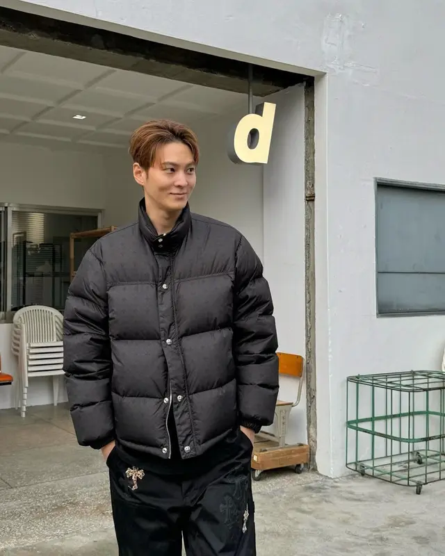 주원 — 매장 앞의 블랙 푸퍼