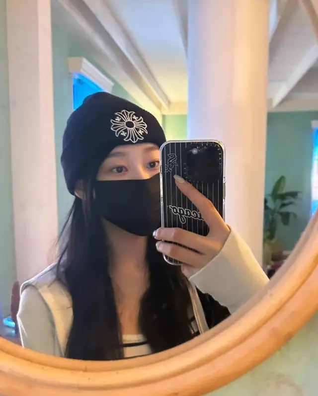 지젤 — 거울 앞의 홀스슈 비니