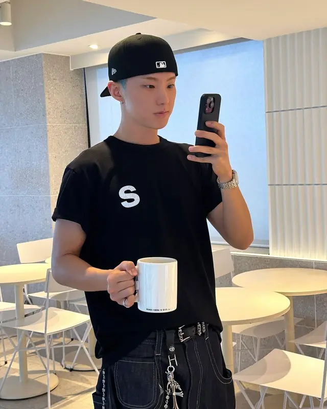 호시 — 카페 거울 셀피의 검정 데님