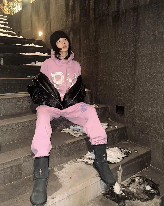 리사 — 핑크 셋업과 블랙 UGG