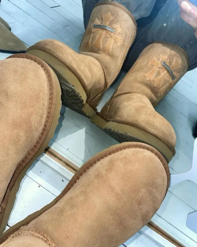 현아 — 크로스 UGG 부츠 클로즈업