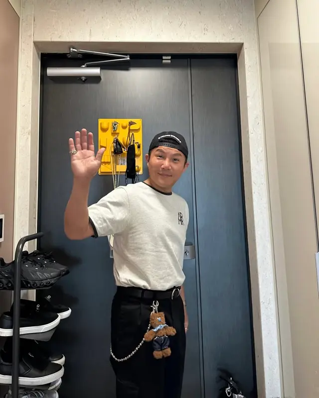 조세호 — 흰 티와 지갑 체인