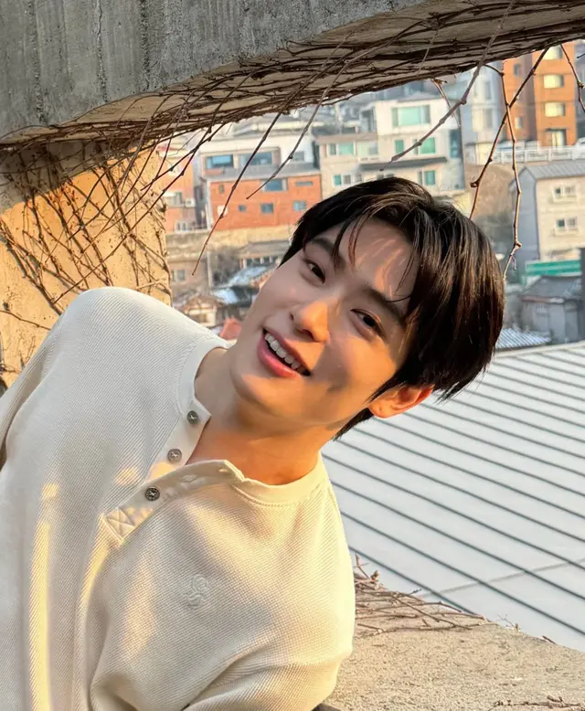 재현 — 웨이보 셀피의 헨리넥 티
