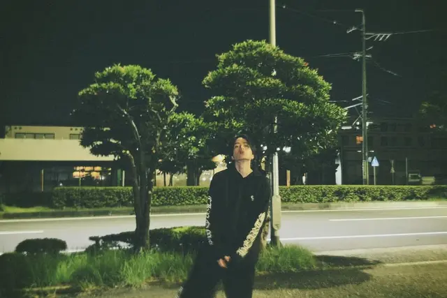 키쿠치 후마 — 밤 공원의 슬로 라이드 후디