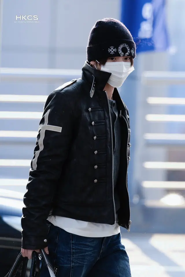 리쿠 — 공항 레더 재킷과 홀스슈 비니