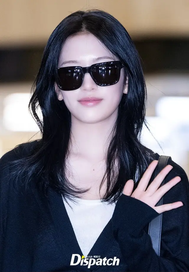 안유진 — 공항의 박스 오피서 선글라스