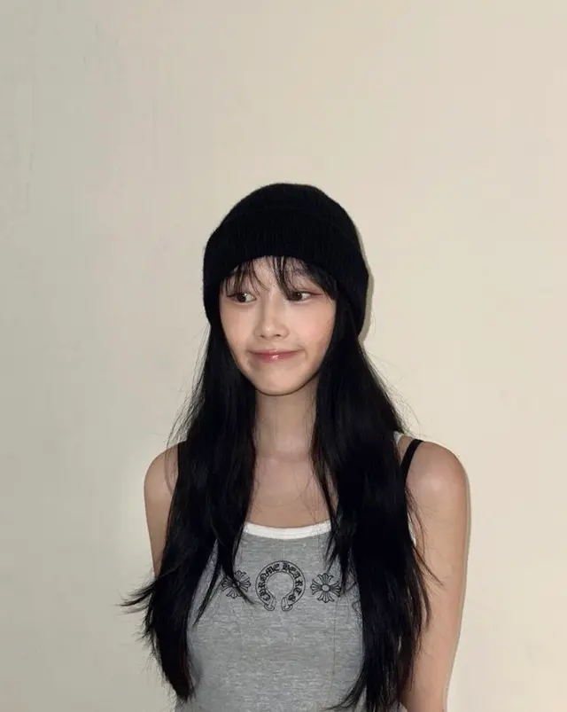 지젤 — 그레이 탱크톱과 흰색 테두리
